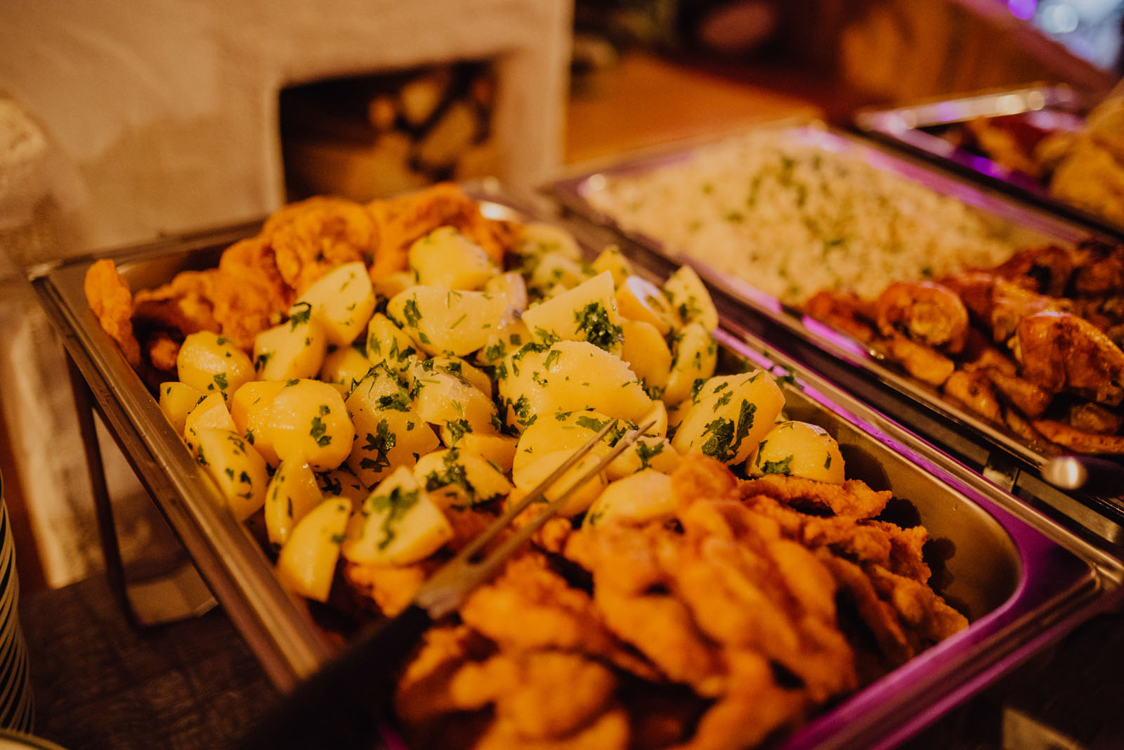 Hochzeitsbuffet mit Schnitzeln, Petersilkartoffeln und weiteren warmen Speisen