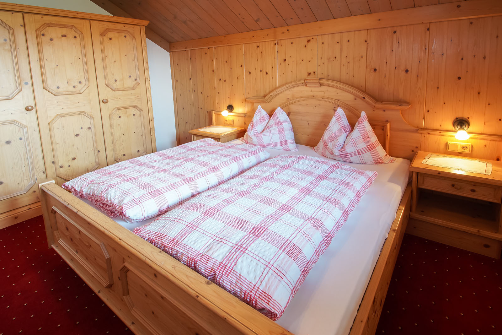 Gemütliches Doppelbett und Schrank aus hellem Holz